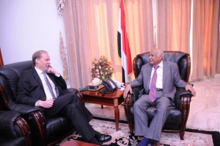 رئيس الوزراء لدى استقباله السفير الفنلندي غير المقيم لدى اليمن أمس