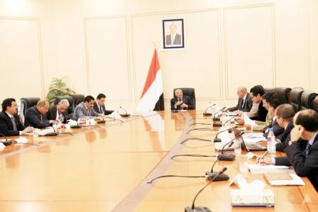 رئيس الوزراء لدى ترؤسه الاجتماع المشترك لعدد من الوزراء وممثلي الغرفة التجارية بالأمانة