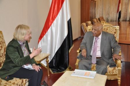 باسندوة أثناء استقباله رئيسة بعثة الاتحاد الأوروبي أمس