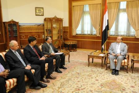 رئيس الجمهورية أثناء استقباله المدير الإقليمي لمنظمة وكالة الادفنتست للتنمية والإغاثة أمس