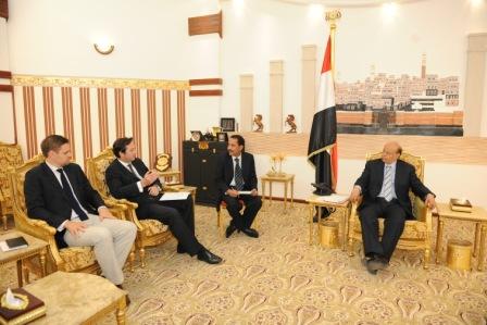 الرئيس لدى استقباله السفير البريطاني أمس