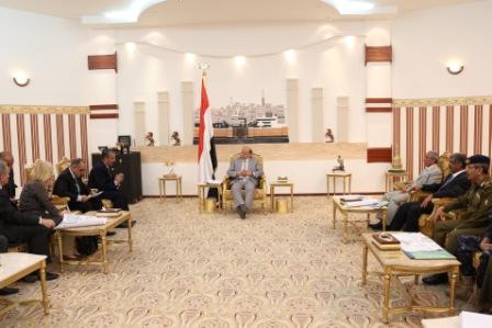 رئيس الجمهورية لدى استقباله الخبراء الأردنيين والأوربيين المساهمين في الهيكلة أمس