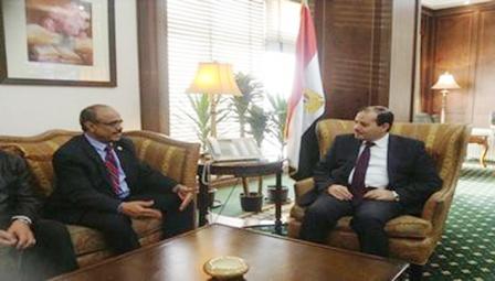 وزير الإعلام خلال لقائه بالقاهرة نظيره وزير الإعلام المصري