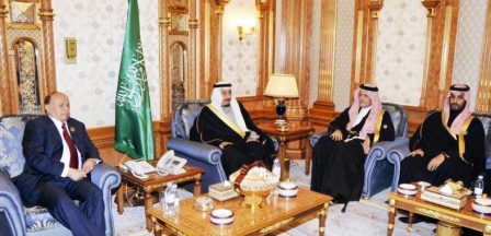 ولي العهد السعودي أثناء استقباله رئيس الجمهورية أمس