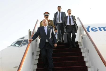 رئيس الجمهورية لدى عودته إلى صنعاء بعد مشاركته في القمة العربية بالرياض أمس