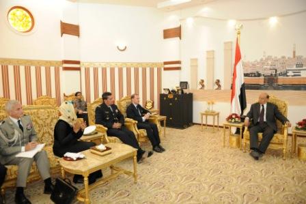 رئيس الجمهورية لدى استقباله الوفد العسكري الفرنسي أمس