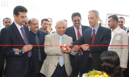 وزير الصحة لدى افتتاحه أحد المشاريع الصحية في تعز