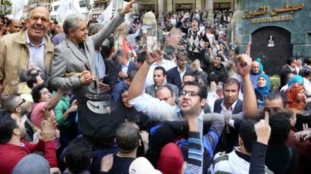 قيادات شبابية وثورية بارزة في مقدمة مظاهرات يوم أمس