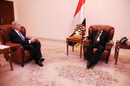 باسندوة أثناء لقائه وفد مجموعة  توتال الفرنسية أمس