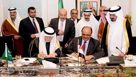 وزير الاعلام خلال توقيع اتفاقيات التعاون  الاعلامي