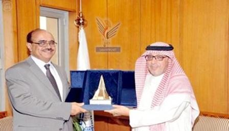 وزير الإعلام  لدى تسلمة درع جامعة نايف العربية للعلوم الأمنية