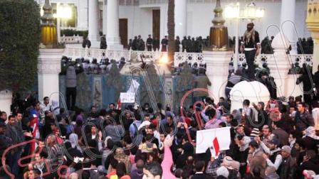 اشتباكات بين قوات الأمن المصرية والمتظاهرين أمام قصر الرئاسة