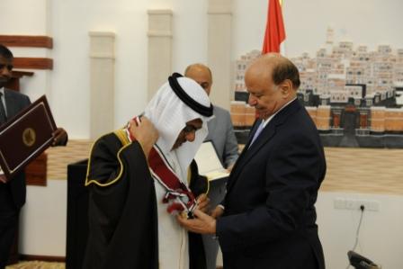 رئيس الجمهورية أثناء تقليده السفير الإماراتي وسام الوحدة اليمنية أمس