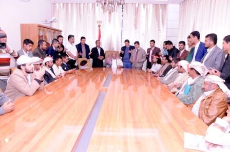 رئيس الوزراء  أثناء توديعه الدفعة الثانية من الجرحى والمصابين