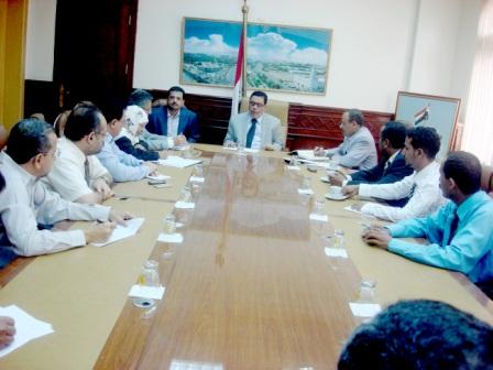 محافظ عدن لدى لقائه لجنة معالجة قضايا الأراضي في المحافظات الجنوبية