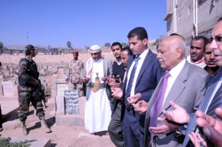 رئيس الوزراء أثناء زيارته لمقبرة شهداء حركة الاحتجاجات