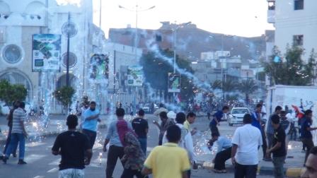 جانب من المصادمات بين شباب الحراك وشباب حزب (الاصلاح) في كريتر أمس