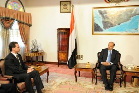 رئيس الجمهورية أثناء استقباله رئيس عمليات الصليب الأحمر