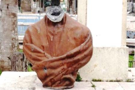 تمثال المعري بعد قطع الرأس