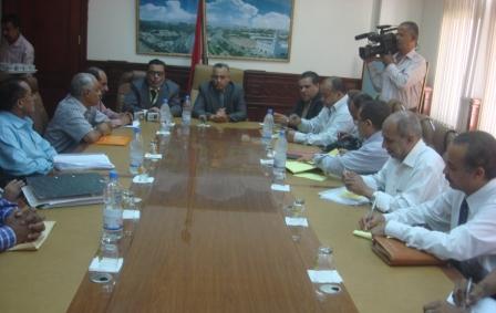 وزير الكهرباء خلال لقائه  بمحافظ عدن وقيادات الكهرباء