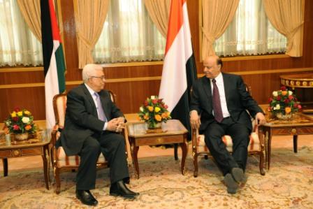 رئيس الجمهورية خلال استقباله الرئيس الفلسطيني  محمود عباس
