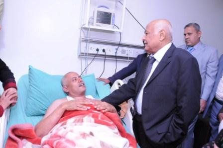 باسندوة اثناء زيارته عضو مجلس النواب أحمد سيف حاشد