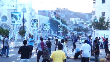 جانب من المواجهات بين شباب الحراك وشباب الإصلاح يوم 11 فبراير في عدن