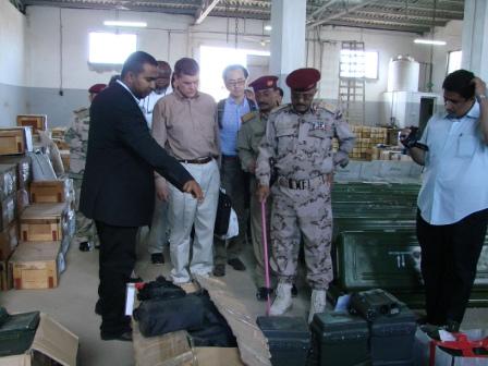 الفريق الأممي أثناء اطلاعه على شحنة الأسلحة المضبوطة أمس