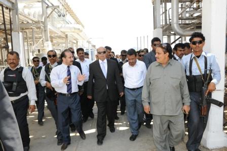 رئيس الجمهورية خلال زيارته وحدة تكرير وانتاج البنزين بمصافي عدن