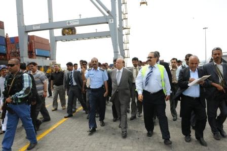 الرئيس لدى زيارته التفقدية لميناء عدن أمس