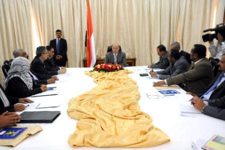 رئيس الجمهورية خلال لقائه  ممثلي عدد من الأحزاب والفعاليات السياسية بعدن