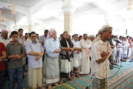 رئيس الجمهورية  يؤدي صلاة الجمعة في مديرية صيرة بعدن