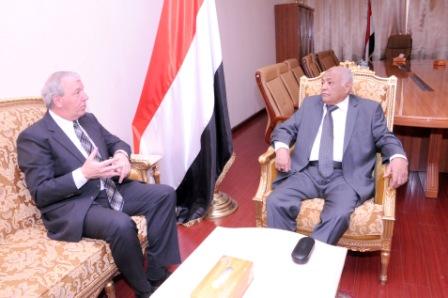 رئيس الوزراء خلال استقباله السفير الكندي