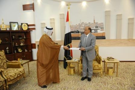 الرئيس لدى تسلمه رسالة أمير قطر أمس