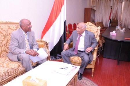 باسندوة أثناء لقائه مدير مكتب المفوضية السامية لحقوق الإنسان أمس