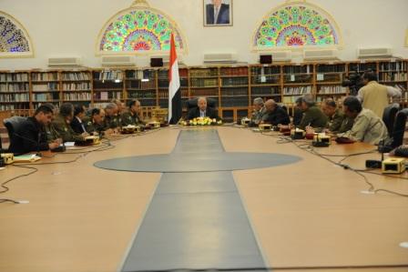 رئيس الجمهورية لدى اجتماعه بأعضاء لجنة الشؤون العسكرية