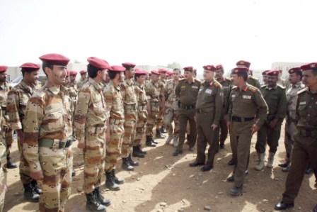 وزير الدفاع خلال تفقده لمنتسبي اللواء 139مشاة