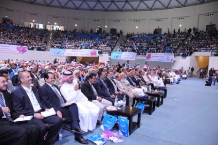 رئيس الوزراء أثناء مشاركته في العرس الجماعي