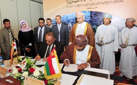 أثناء توقيع عدد من مذكرات التفاهم بين الجانبين اليمني والعماني