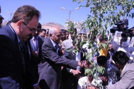 رئيس الوزراء أثناء تدشين موسم التشجير أمس