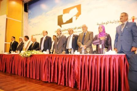 اثناء توزيع دليل مؤتمر الحوار