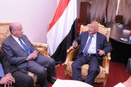 باسندوة أثناء استقباله رئيس مجلس إدارة الصندوق العربي للإنماء أمس