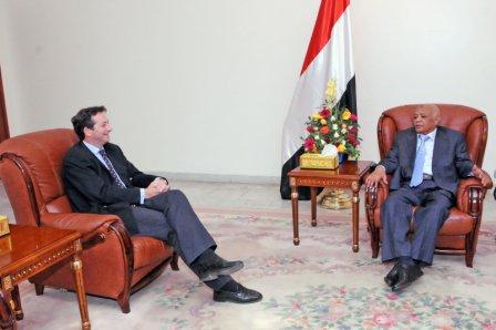 رئيس الوزراء لدى لقائه السفير البريطاني أمس