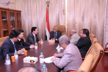 رئيس الوزراء أثناء استقباله البعثة الطبية الصينية أمس