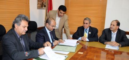 السعدي أثناء التوقيع على الاتفاقية