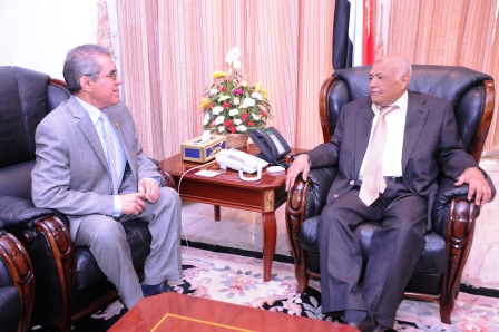 رئيس الوزراء أثناء لقائه مدير مكتب مجلس التعاون الخليجي أمس