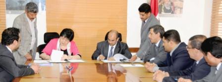 السعدي أثناء توقيعه على مذكرتي التفاهم