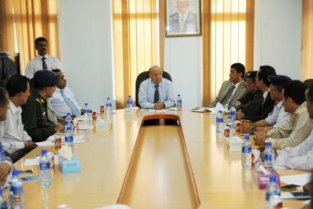 الرئيس لدى اجتماعه بالمسئولين المختصين في ميناء الحديدة أمس