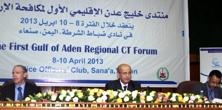 القربي خلال افتتاحه منتدى خليج عدن لمكافحة الإرهاب