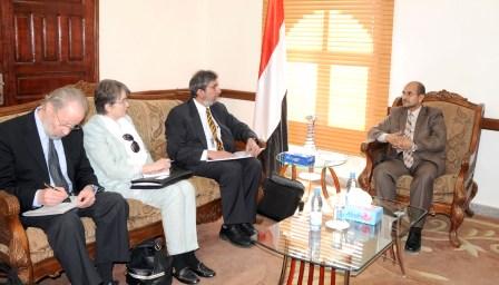 وزير التخطيط لدى لقائه بعثة البنك الدولي أمس